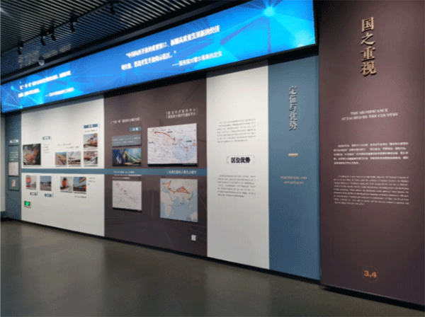宣絨布加極窄型材展板，亞克力立體字
