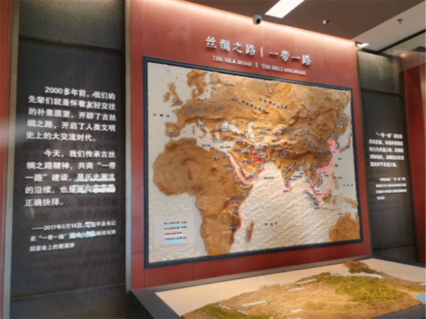 宣絨布加極窄型材展板，亞克力立體字